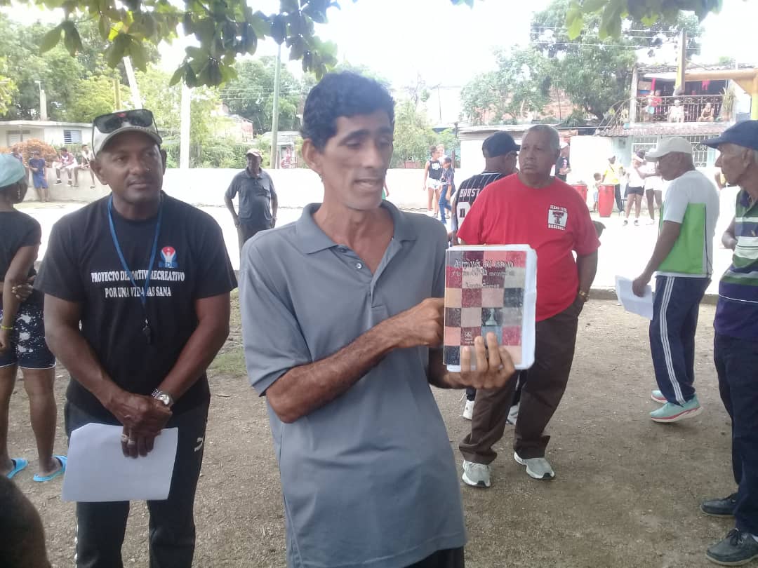CPLL_Gtmo's tweet photo. Desde la comunidad de San justo nuestros escritores Javier Correa y Jorge Planche reseñan  el  libro Alicia en el país de Las maravillas del escritor Lewis Carril  y la promoción de toda la literatura digital  de nuestra provincia que puede encontrar en la tienda de  Rut librería https://t.co/VCicpZmGjS