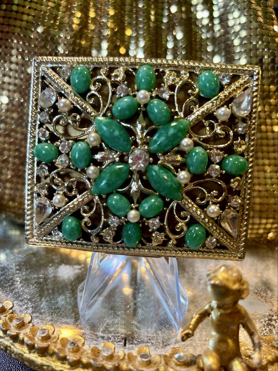 DARLINGXXDARLA's tweet photo. #VintageCompact
#JeweledCompact
#FiligreeJewelry
#VintageVanity
#GreenCabochon
#RhinestoneJewelry
#VanityCollectible
#VintageGlam
#RetroStyle
#StatementPiece
#CompactCollector
#DarlingDarlasVintage
#GiftIdeasForHer Vtg Jewels Vanity Puffer https://t.co/TQB5rqrXer #eBay via @eBay https://t.co/9oGoMhOrVA