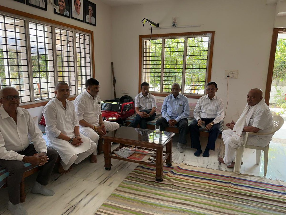 darshannaikinc's tweet image. ડૉ. તુષાર ચૌધરી અને દર્શન નાયક દ્વારા ઓલપાડ અને ચોર્યાસી તાલુકામાં અવસાન પામેલા કોંગ્રેસના વરિષ્ઠ કાર્યકર્તાઓના પરિવારોને મુલાકાત લઇ સાંત્વના પાઠવી

પાર્ટીના કાર્યકર્તાઓ પ્રત્યેની પ્રતિબદ્ધતા અને પરિવારો સાથે ઉભા રહેવાનો સંદેશ આપ્યો

#Condolences #Congress #Surat #Olpad #Choryasi