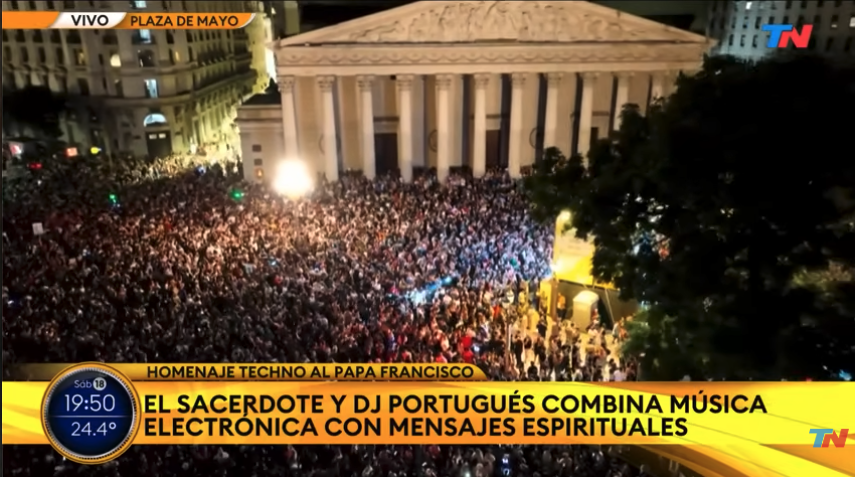 🙃Un cura extranjero llena de jovenes Plaza de Mayo para honrar a Francisco, mientras que el loquito está de gira agitando su propio delirio.