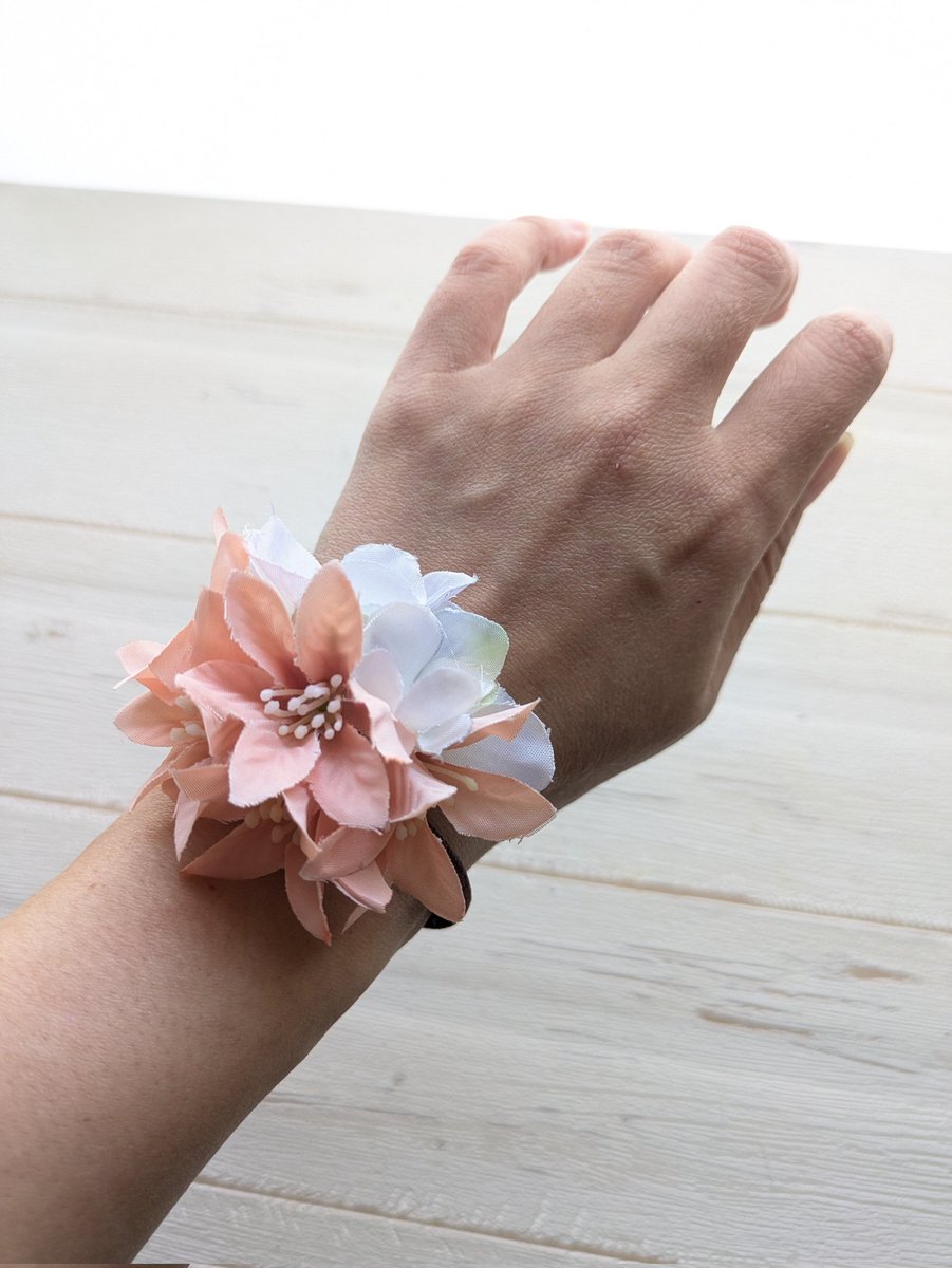 7iro_aya's tweet photo. ヘアゴムと母の日のアレンジ作ったよ

#ハンドメイド
#ハンドメイド好きさんと繋がりたい 
#母の日 
#ヘアゴム https://t.co/gFPbu9aJJv