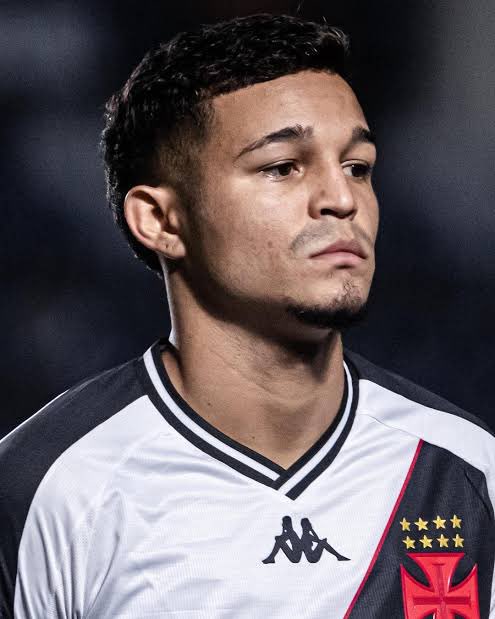 Se o Adson não é titular neste time, eu sou uma geladeira. 💢💢💢