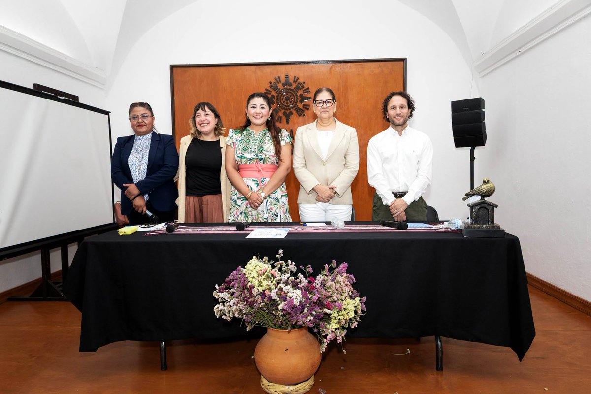 ELPINERO's tweet image. #GENERAL |  La Mtra. Elizabeth Lara Rodríguez, titular de la @DDHPO, encabezó la ceremonia de clausura del Diplomado “Litigio Estratégico para la Aplicación del Acuerdo de Escazú”, llevada a cabo en la Sala Arcelia Yañiz de la Casa de la Cultura Oaxaqueña.

Este espacio académico