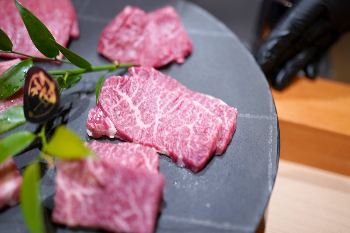 日本焼肉はせ川 表参道店
tabelog.com/rvwr/alwaysudo…
夜の点数：4.3

これこそが夢の「焼肉と日本料理の融合」　他所で見たことない！
お店は表参道から歩いてすぐ。
地下に降りていき、焼肉の匂いがするかなぁと思いきや、
あれ、匂いは一切ないし、景色は焼肉屋ではないですね。
めっちゃ清潔な空間で