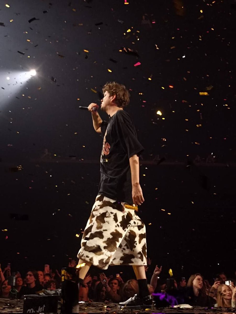 с днем рождения, моя любимая суперзвезда! 
не бойся создавать, делиться тем, что тебе интересно, важно и дорого, мы всегда поддержим 
люби и будь любим ! 

и победи, наконец, в тейбл тайм 🤍