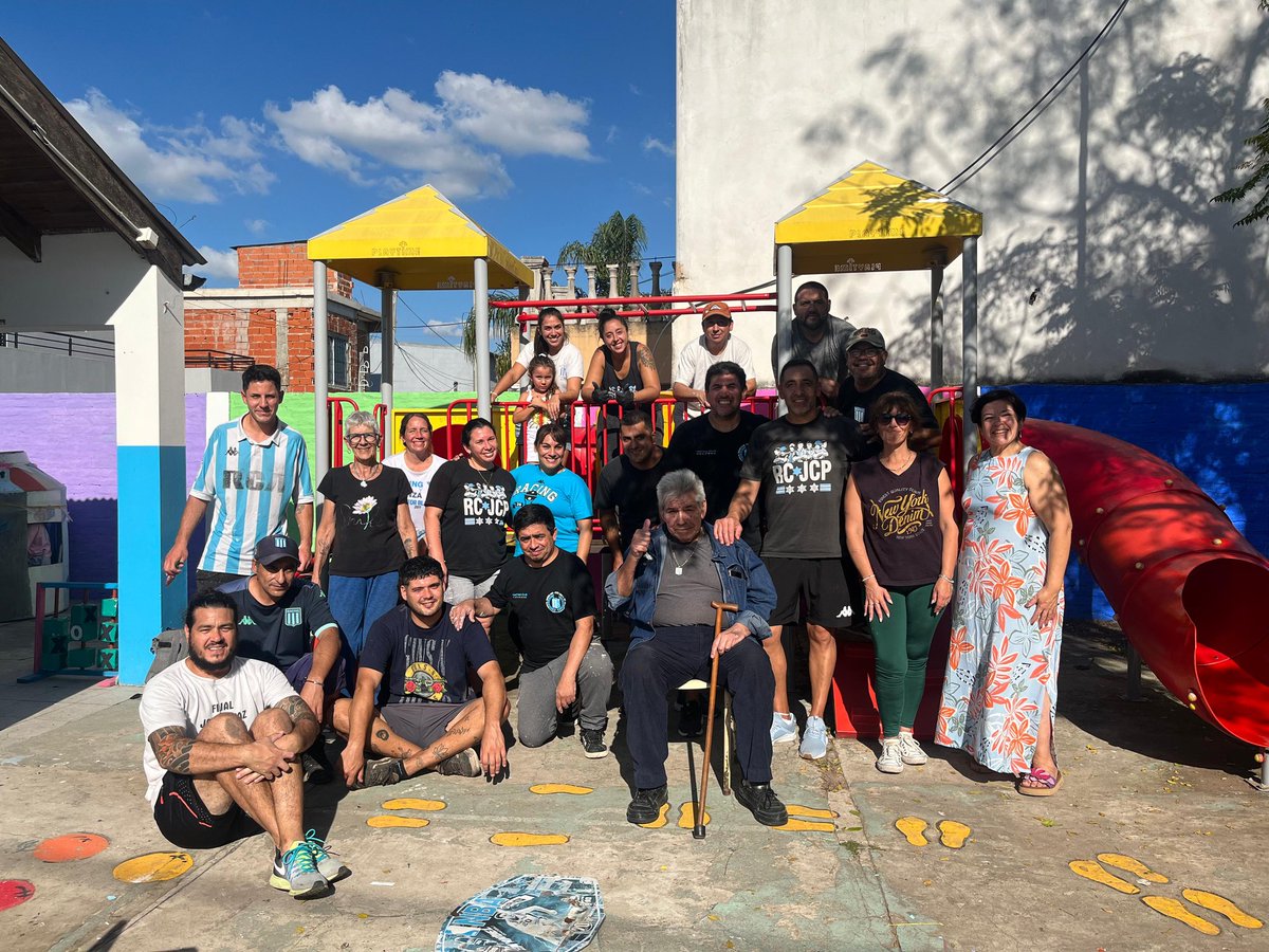 FilialJoseCPaz's tweet photo. Hoy realizamos una nueva jornada solidaria, pintando el jardín 907 de nuestro districto. Fue un hermoso dia que pasamos todos juntos. Gracias a todos los que sumaron su granito de arena para poder llevar a cabo esta acción. A RACING LO HACE GRANDE SU GENTE! https://t.co/HOWMNJfHCM