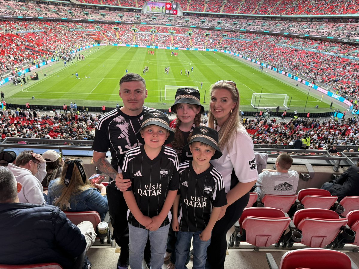 DoctorMcDowell's tweet image. Last years @Sidemen charity match vs todays match 5 stone lighter! 💪🏻 next year maybe im playing 👀😅😂 #weightloss #sidemencharitymatch #sidemenfc #sidemen