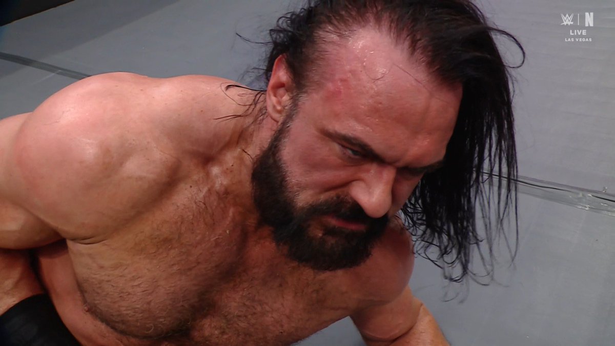 Falbak_'s tweet photo. El ritual de humillación. No paran de maltratar a Drew.

 #Wrestlemania https://t.co/Zzs5zpIXyA