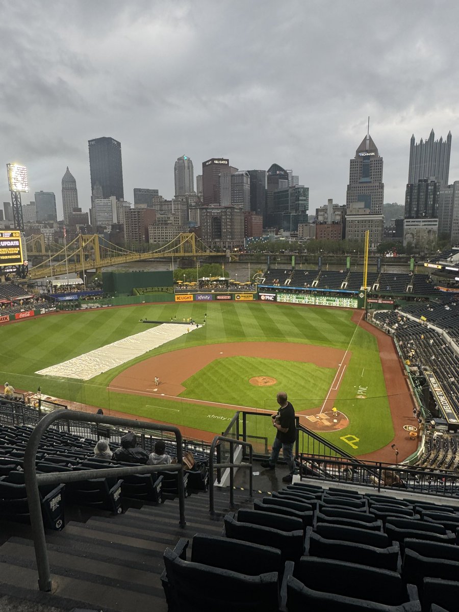 _M2dH's tweet photo. Update: Delay lasted about 2 hours or so…#rain #delay https://t.co/qBWnPIDzAM