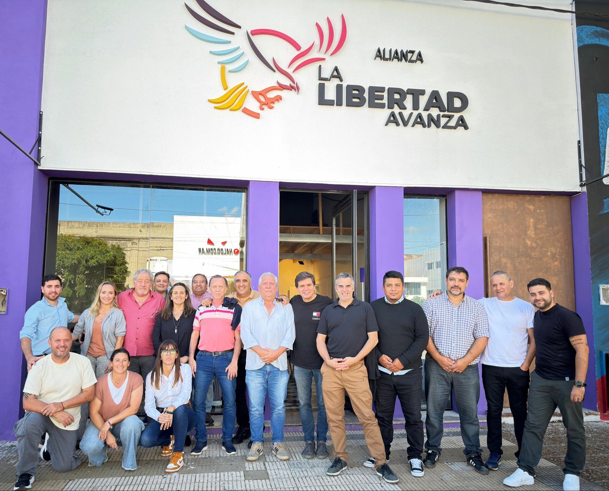 En Casares, junto a coordinadores de la Cuarta Sección, seguimos avanzando con organización, trabajo y compromiso territorial para fortalecer este proceso político en toda la región.
La Libertad Avanza.
<a href="/LLAchivilcoy/">La Libertad Avanza Chivilcoy</a> 
<a href="/LLAPBA4tasec/">La Libertad Avanza PBA 4ta Sección</a> 
<a href="/JMilei/">Javier Milei</a> 2027