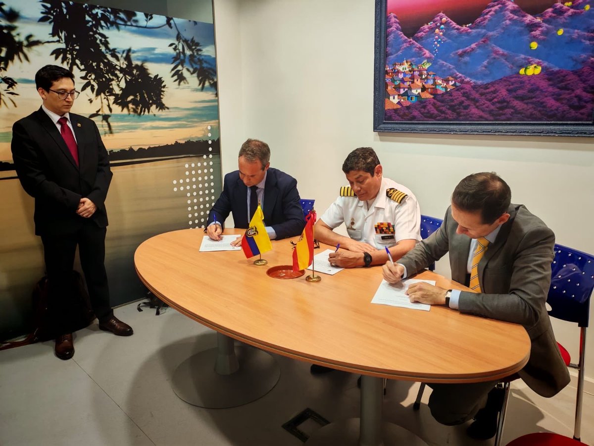 SA_Defensa's tweet image. 📍Madrid, #Spain (🇪🇸)

The @armada_ecuador (🇪🇨) &amp;amp; @AirbusDefence signed for the recovery of a CASA CN-235 Persuader to active service.

This would allow for the return of long-range naval aviation to the Ecuadorian Navy.

📸: @armada_ecuador