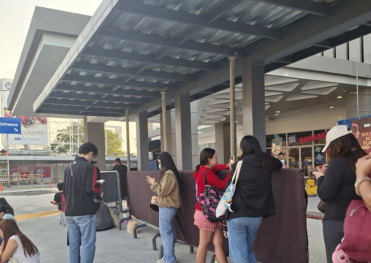 bicol_eri's tweet photo. B-erie, we are here at SM City Naga! 

Queueing has started as early as 4:00AM. EXO-Ls are now signing up and being given their QNs.

Please be reminded of the guidelines in the quoted post for a seamless transaction. Thank you! 🖤✨️ https://t.co/Em3H6s9ANX