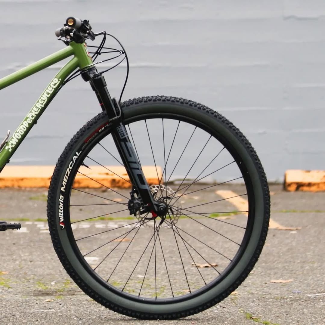 steelisrealmtb's tweet photo. Liking this 25lb XC build from The Woodpecker Cycle Co 🙌👌🏼 Who else is rocking a lightish (for steel )XC build. What would you change on the build if it was yours 👌🏼
#bicycle #brazing #bikepacking #bikelife #bike #mtb #mtbr #mountainbike #cycling #framebuilding #framebuilder #29 https://t.co/wRwsKelx7f