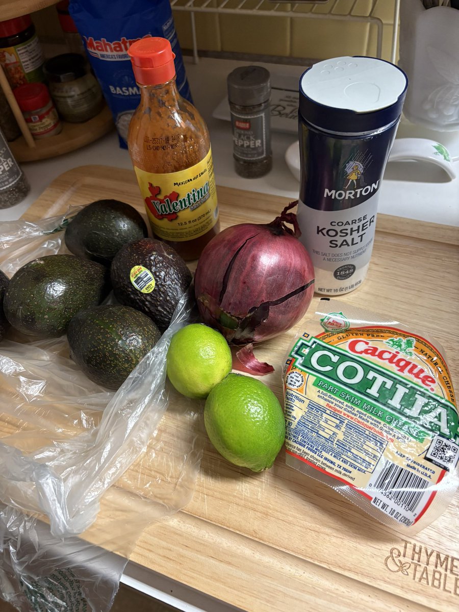 SupermanSurf33's tweet image. Time to make some Oaxaca guacamole 🥑😋😎🤙

What are you guys doing? 

#FoodAndFamily #Fun