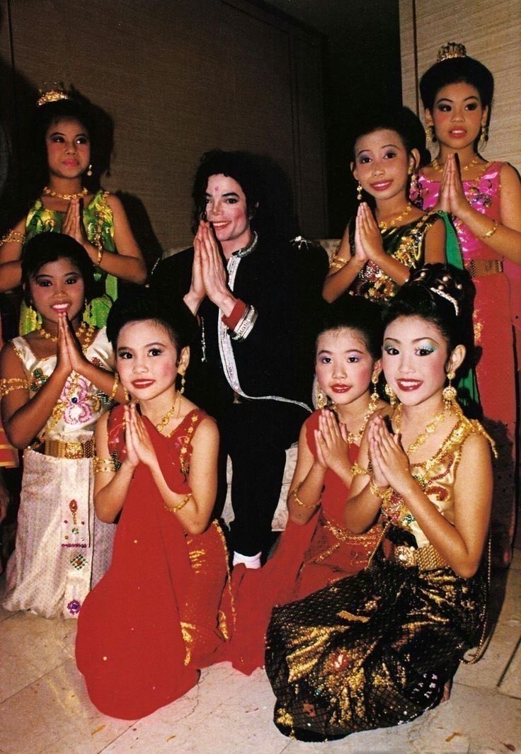 Your daily reminder that MJ never denied anyone a photo, and therefore there are thousands of photos of MJ with all kinds of people out there. 🙂