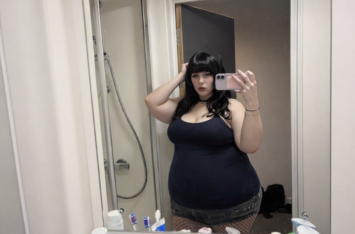 trinityvestites's tweet image. 2 year difference. 70kg lost. Pick the salad. #edtwt #shedtwt #ed #thinspo #fatspo