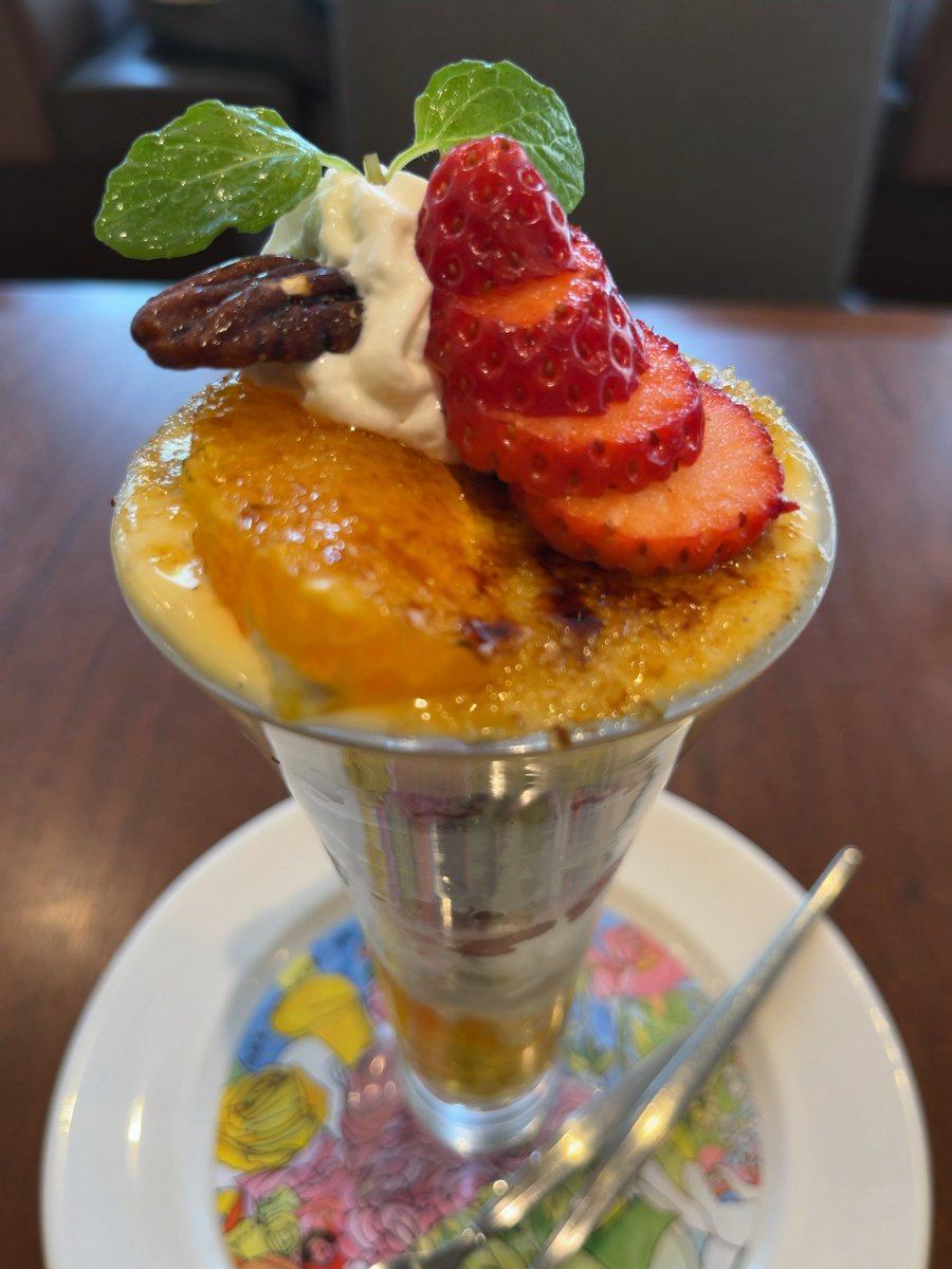 cookiesummer123's tweet photo. 秋葉原で、
eイヤホンで買い物して、
ロイヤルホストでパフェを食べて、
フィギュアとドールを見て廻って悩む、
というルートの強烈な幸福（happy!） https://t.co/3mOBDZN1l8