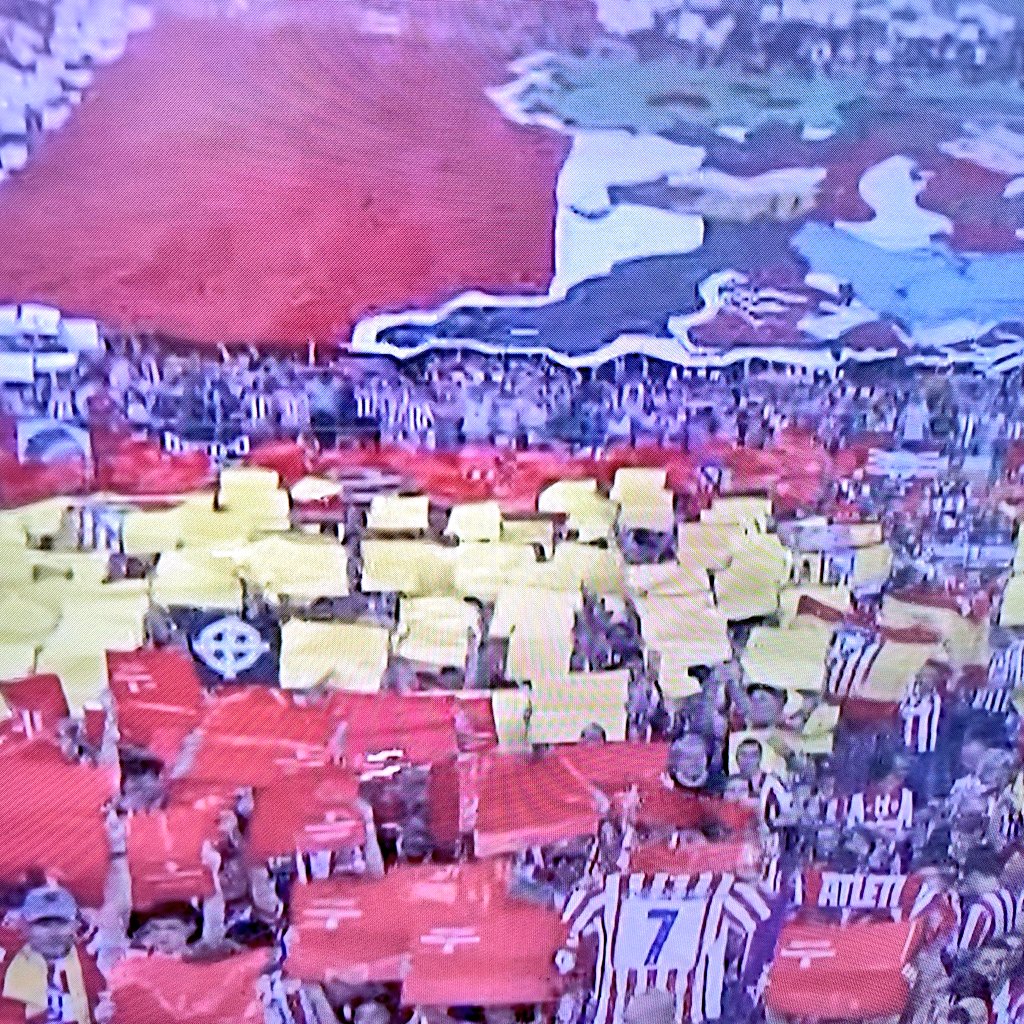 Por alguna razón, el Atlético sigue permitiendo exhibir símbolos nazis en sus tifos. 
Pero eso no te lo cuenta <a href="/FloresJuberias/">Carlos Flores Juberías</a>.
Por alguna razón.