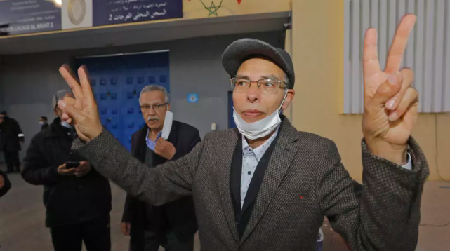 1. Monsieur le Président de la République française,

Comment justifiez-vous la différence de traitement entre deux citoyens français d’origine maghrébine : Boualem Sansal et Maâti Monjib ?

Pourquoi restez-vous silencieux face aux persécutions dont est victime M. Monjib ?