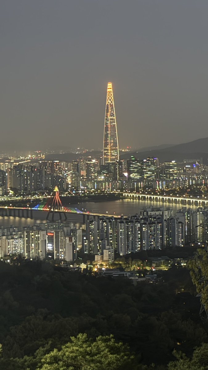 어제 아차산을 올라가 롯데타워가 보이는 서울뷰를 봤는데 서울뷰도 좋네
롯데타워가 포인트가 되서 그런지 개인적으론 오히려 도쿄뷰보다 좋은듯해

도쿄타워랑 스카이트리 < 롯데타워
