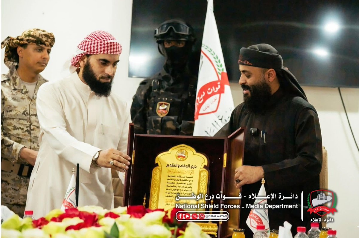 كم نتمنى تكون كل القيادات مثل الشيخ بشير المضربي و بسام محضار 

تنفيذاً لقرارات الرئاسي.. تسليم قيادة قوات درع الوطن في عدن

#دائرة_الإعلام_لقوات_درع_الوطن

شهدت العاصمة المؤقتة عدن اليوم مراسم تسليم واستلام قيادة قوات درع الوطن بين اللواء/ بشير سيف الصبيحي واللواء/ بسام محضار