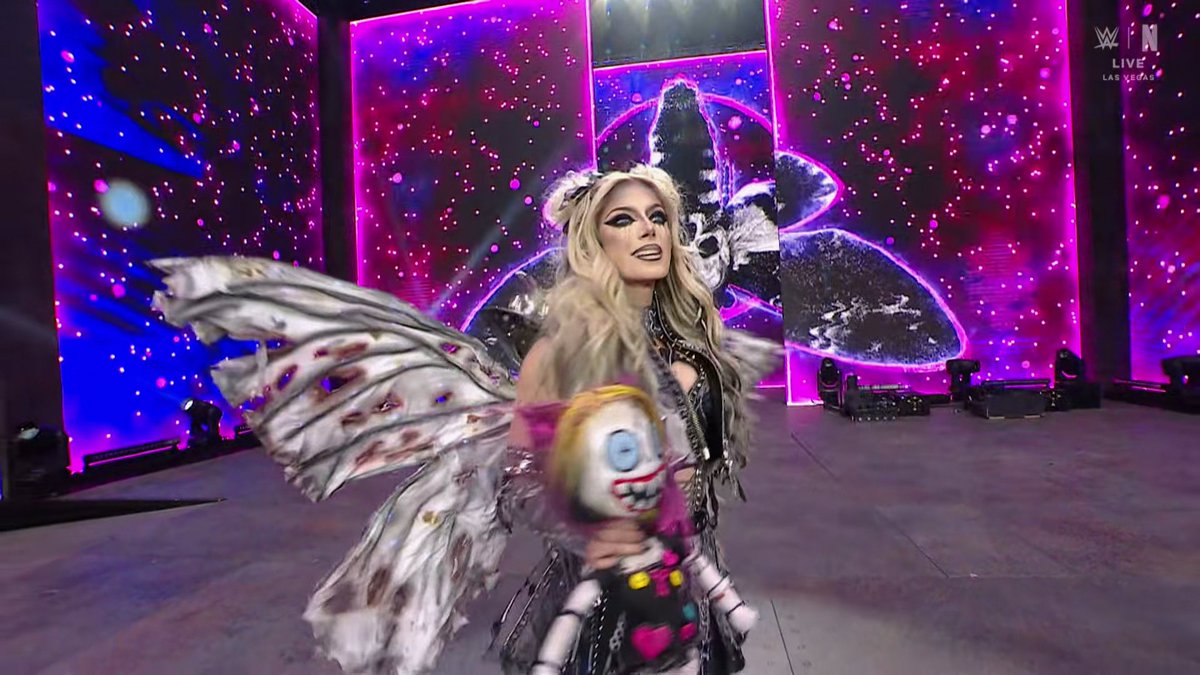 fabien_fichaux's tweet photo. Alexa Bliss et Charlotte Flair font leur entrée #WrestleMania https://t.co/HupXN09T4L