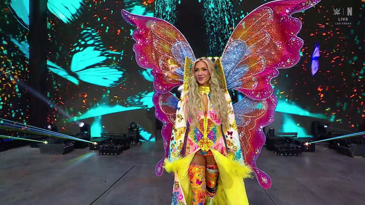 fabien_fichaux's tweet photo. Alexa Bliss et Charlotte Flair font leur entrée #WrestleMania https://t.co/HupXN09T4L