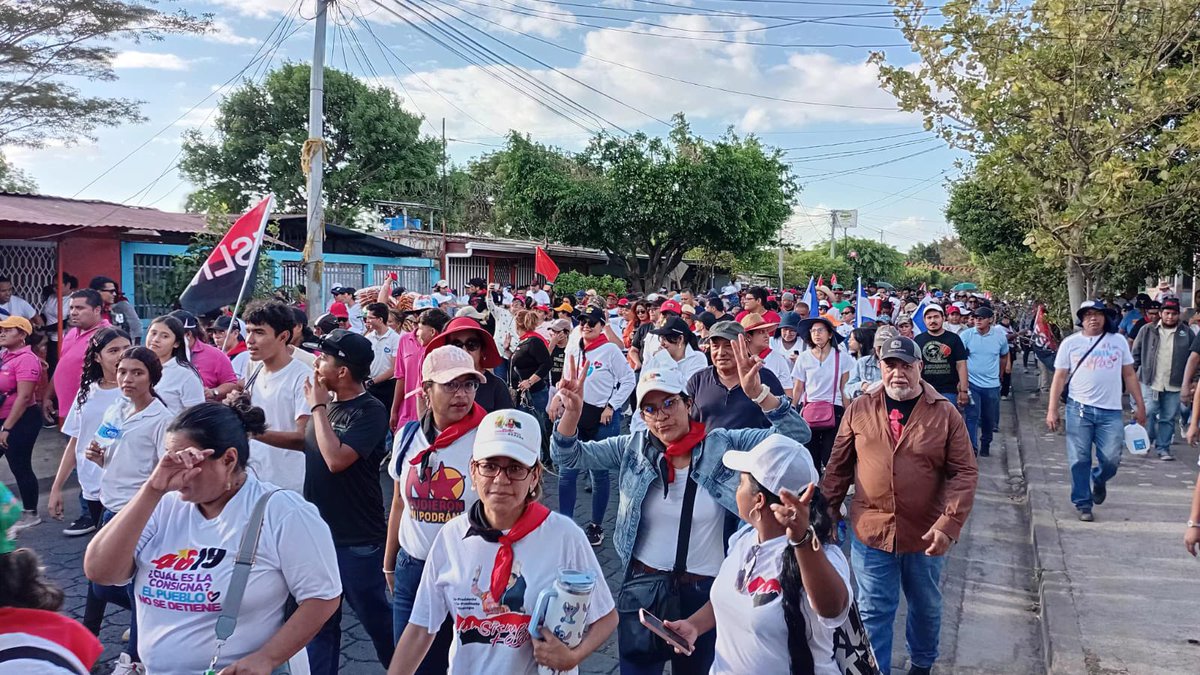 Canal2Nicaragua's tweet photo. Nicaragüenses 🇳🇮 conmemoran Día Nacional de la Paz ✌️ con una caminata 🚶 

La actividad reunió a familias, jóvenes y autoridades en un ambiente de unidad y reflexión. 💙🤍💙 Durante el recorrido, los participantes destacaron la importancia de mantener la estabilidad. https://t.co/JkZQtW9w0L