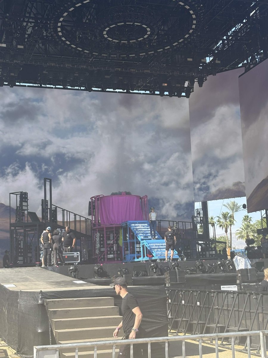 AddisonDiscord's tweet image. Addison Rae's stage for Coachella week 2!