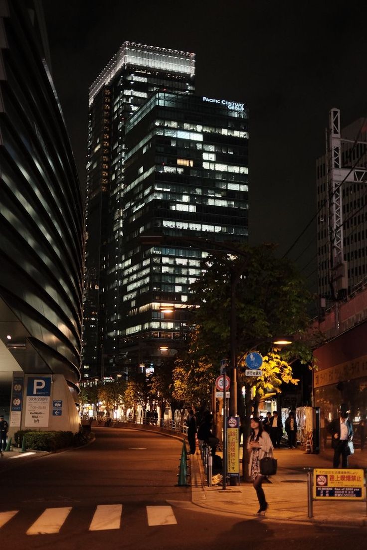 終電を逃した会社員の前に、見知らぬ電車が現れる。
時刻は午前2時17分。
車内は静かで、誰もスマホを見ていない。
駅に止まるたび、一人ずつ降りていく。
乗客は皆、誰かに「さようなら」を言っていた。
ここは後悔を残した人のための電車だった。
次の駅で、亡くなった弟がホームに立っている。