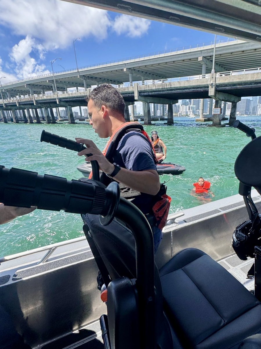 USCGSoutheast's tweet image. #SAR🛟 A @USCG Station Miami Beach crew rescued 1 person drifting near Rickenbacker Causeway Bridge. No injuries reported. The person was wearing a life jacket and was safely transferred to their vessel.
Don’t just bring a life jacket, wear it. It can make all the difference.