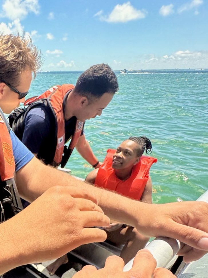 USCGSoutheast's tweet image. #SAR🛟 A @USCG Station Miami Beach crew rescued 1 person drifting near Rickenbacker Causeway Bridge. No injuries reported. The person was wearing a life jacket and was safely transferred to their vessel.
Don’t just bring a life jacket, wear it. It can make all the difference.