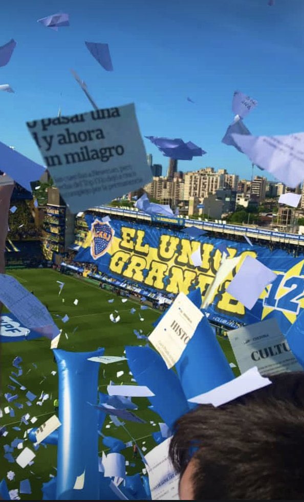 Mirá si tenes que organizar 4 días, juntar 2 mil personas, comprar no se cuantas RESMAS de hojas (ajsjj) y ponerte a cortar con la guillotina de la gráfica dejame decirte que el concepto y la vibra RECIBIMIENTO CON PAPELITOS no está generado, está forzado.  
Jamás podrán.