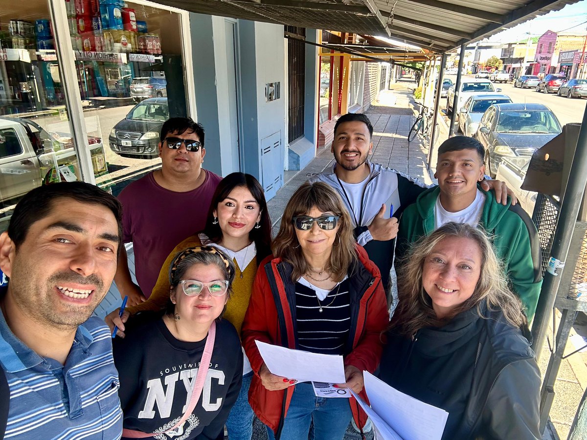 nadiajmarquez's tweet image. #Centenario #Neuquén
El equipo del Presidente #Milei hablando con los vecinos.
Neuquén se pinta de #violeta.
@LLANeuquen @JMilei