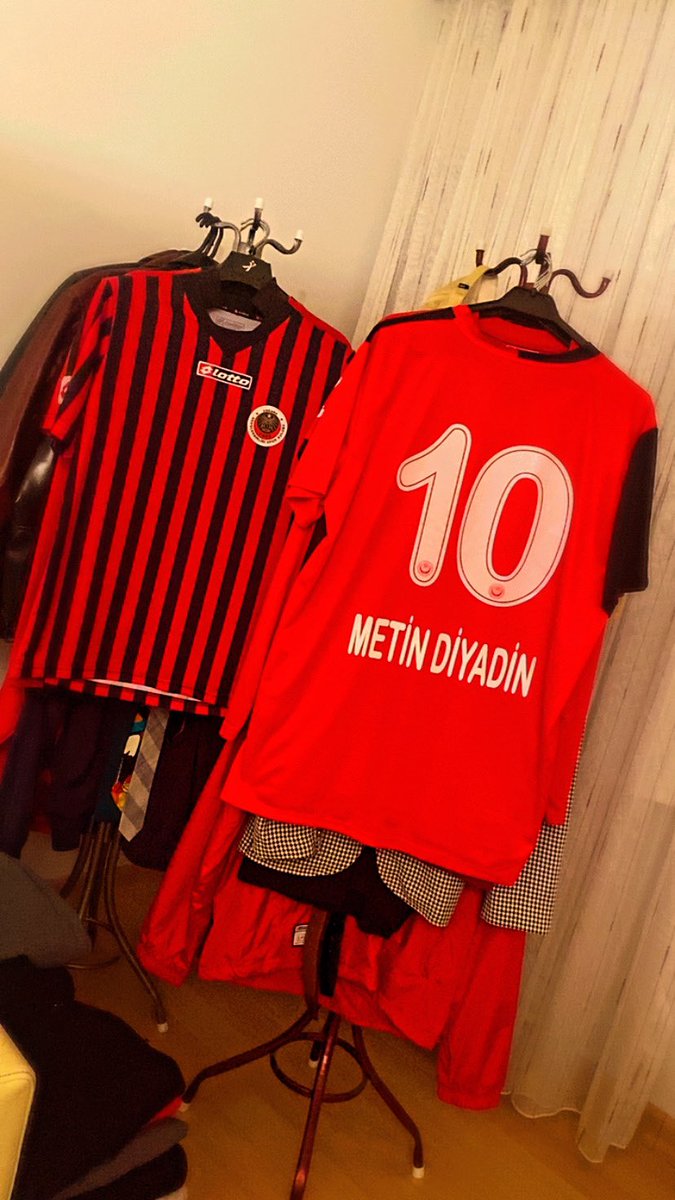 Twitlerebakmakiçinhesaplazım tweet media