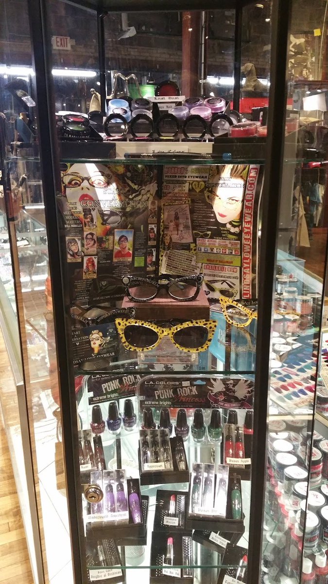 lleyewear's tweet photo. Lindsay Lowe approaches design with the same spirit spirit of a creative rebel. Her personality and aesthetic combine vintage glamour with playful horror and theatrical fashion.
#startaconversation 
#lindsayloweeyewear 
#eyewearfashion 
#glam https://t.co/x3PsZYjkcE