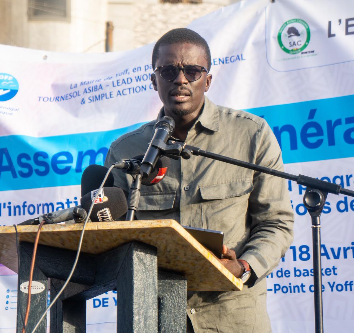 sils_jr's tweet photo. La Mairie de Yoff, en collaboration avec les organisations Tournesol ASIBA, LEAD WOMEN, ÉPOPÉE Sénégal et Action Citoyenne, a tenu ce samedi 18 avril 2026 une Assemblée Générale d’information consacrée au lancement du programme d’accompagnement des associations de femmes et de jeunes.
Organisée au terrain de basket du rond-point de Yoff, cette rencontre a enregistré une forte mobilisation des acteurs communautaires, notamment des femmes et des jeunes, témoignant de l’intérêt suscité par cette initiative structurante.
Cette Assemblée Générale a permis de présenter les principaux axes d’intervention du programme :
 ✅ La formalisation et la structuration des organisations ✅ Le renforcement des capacités à travers des sessions de formation adaptées ✅ L’accès aux opportunités de financement ✅ La promotion de l’économie sociale et solidaire comme levier de développement local
La Mairie de Yoff adresse ses sincères remerciements aux organismes étatiques présents, ainsi qu’aux représentants du Ministère de la Famille et des Solidarités et du Ministère de la Microfinance et de l’Économie sociale et solidaire, pour leur accompagnement et leur engagement aux côtés des collectivités territoriales en faveur de l’autonomisation des femmes et des jeunes.
À travers cette dynamique partenariale, la Mairie de Yoff réaffirme sa volonté de poursuivre des actions concrètes en faveur d’un développement inclusif, durable et participatif.

#YoffBiÑuBokk