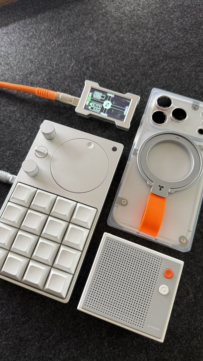 duke_gadget's tweet image. 最近増えてきた

シルバーxオレンジ🍊系ガジェット

iPhone17ケース(WAKCAS)
スマホリング(TORRAS)
充電器(SHARGE)
USBハブ(HM LAB)
左手デバイス(binepad)

お気に入りアイテムです✨😁

#desksetup
#gadget