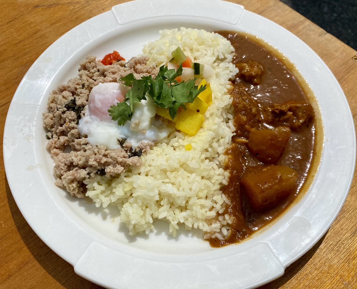 5tomo_s8's tweet image. アースデイ飯はガパオ&amp;amp;山椒ポークカレーのハーフ&amp;amp;ハーフ。ウクライナ料理のチキンムレンチィっていうチキンクレープみたいなのとウズバルっていうドライフルーツとオレンジのさっぱりした飲み物をいただきましたぜ🤤美味しかった！

#アースデイ東京
#アースデイ
#earthday  #鍼灸学生　
#トモ散歩