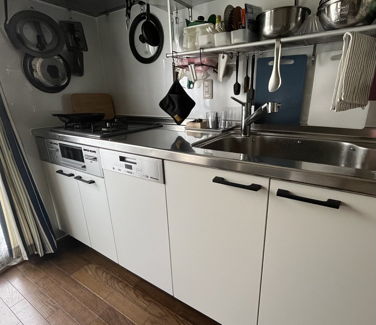 KAZUHA_Cheers's tweet image. 高さ90センチのキッチン&amp;amp;ミーレ食洗機、最高‼️😭‼️
ここ数日で確実に腰痛が軽くなってきましたよ✨
自分に合ったワークトップの高さって大事！

すでに生活感バリバリ😅
何も置いていない状態で写真撮れば良かった…

#Miele  #キッチンリフォーム  #LIXIL  #私の城