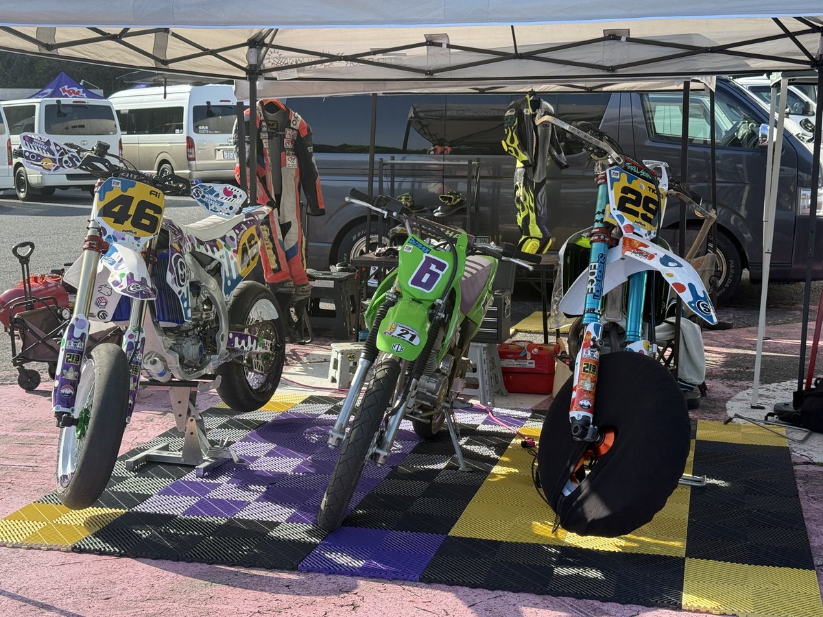 全日本スーパーモト茂原Rd開催🔥
MoonSeekerz✴︎出場選手
石田
全日本S2 CRF250R #29
M3 KLX140RL #

寺島
チャレンジS2 YZ250F #46

走行毎に変わる装備必見‼️

お時間ある方は是非見にきてください！
ライブ配信もあるので少しでも観てもらえたら嬉しいです🙌
ライブ配信は写真2枚目の右下QRから