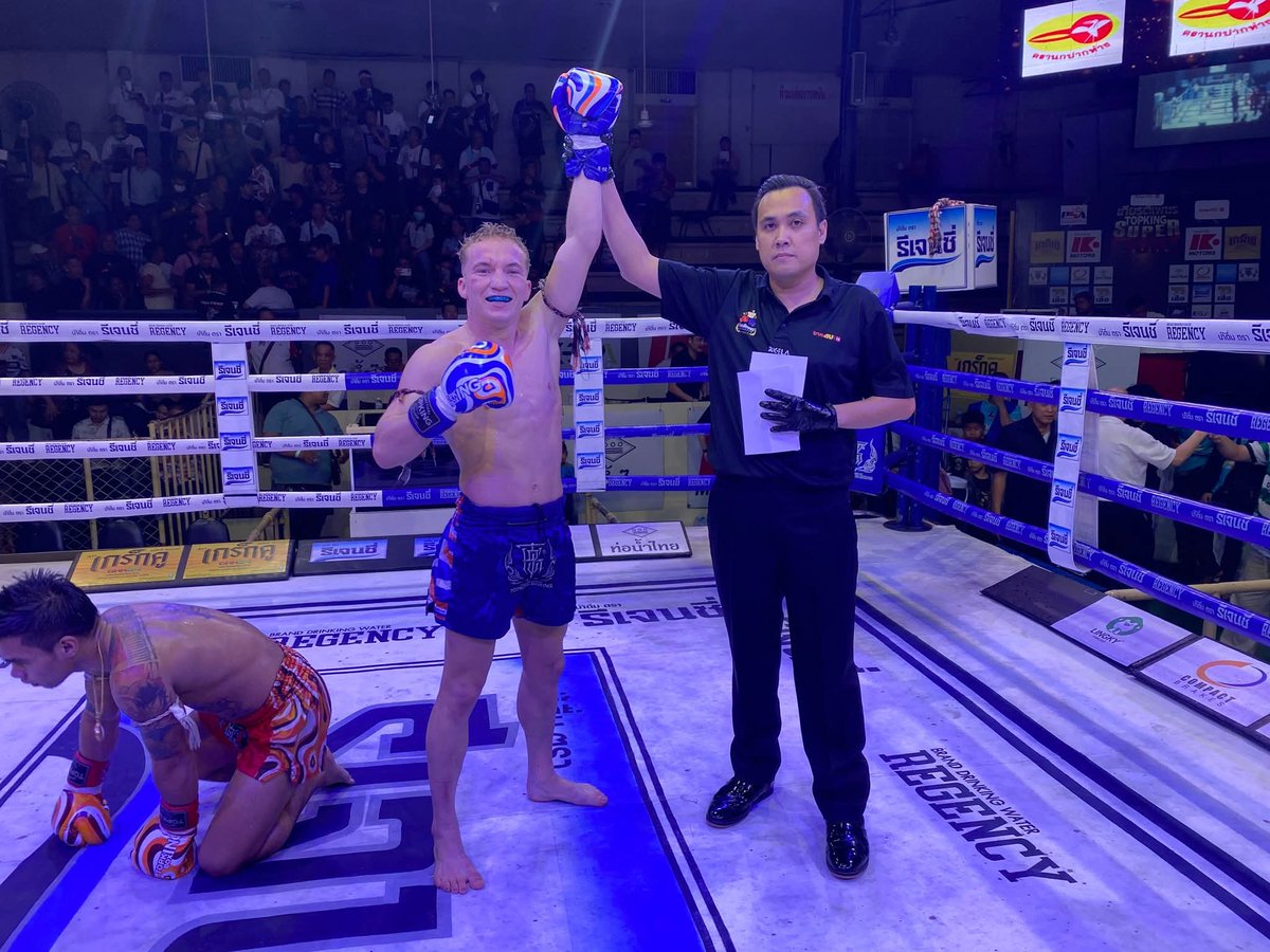 sinrupe's tweet photo. TOPGUN LUKJAOPORONGTOM (SINGHA SIAM PK.SAENCHAI) TRAVA DUELO INTENSO, MAS É DERROTADO POR DECISÃO DIVIDIDA PARA DIONATHA SANGMORAKOT (BRASIL)

Em um confronto aguardado pelos fãs, Topgun protagonizou uma luta intensa por decisão dividida do brasileiro Dionatha https://t.co/kBoXqXHgwr