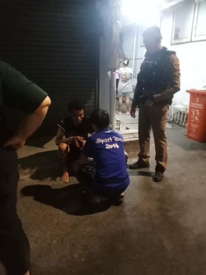 ผู้หญิงโดนข่มขืนไปแจ้งความ ตำรวจบอกให้ขอโทษแล้วจบๆกันไป คนข่มขืนก็มาที่ สภ.นะแต่ตำรวจให้กลับ กูว่ามันแปลกๆละ