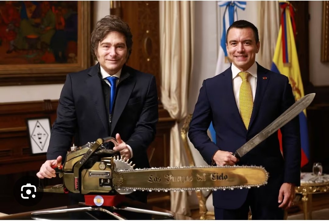 <a href="/petrogustavo/">Gustavo Petro</a> Gustavo Petro se codea con libros, cultura y con la música. Este otro, en cambio, parece más cómodo entre machetes y un emporio de ignorancia crasa,que no la disimula, sino que la exhibe con demencial entusiasmo.