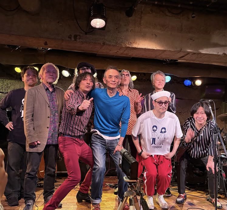 KatsWatauchi's tweet photo. お早う。昨夜は素晴らしい一日。二バンドもお客さんも混ざり合い、これぞ最良の対バン、というかイベントだね。出演者全員とお客さんにありがとう。写真は来年発売30年で初めて三人(綿内、篠原太朗&amp;青木孝明両氏)でハーモニーを再現出来た「SEASON CYCLE」。胸熱でした。来年は再現ライヴやります。 https://t.co/dX5UqT1Ais