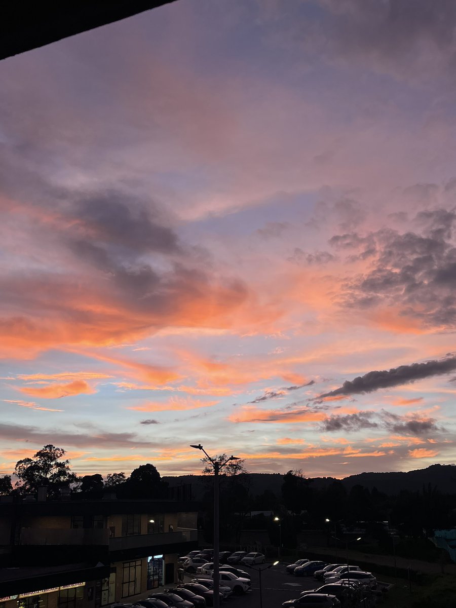 danielaaaaaa19's tweet photo. Sábado, una copa de vino y el atardecer<3 https://t.co/QWDRC9Crv9