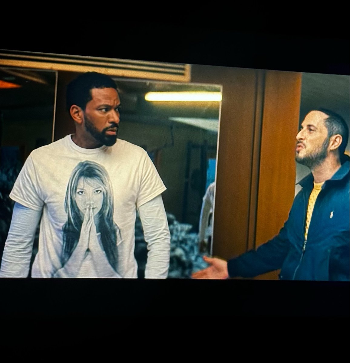 GossipBritney's tweet photo. Gente, eu bem de boa assistindo a temporada nova de ‘The Boys’ e do nada o Leitinho com a blusa da queen 🤣🤣💙 https://t.co/0wACGL8MFk