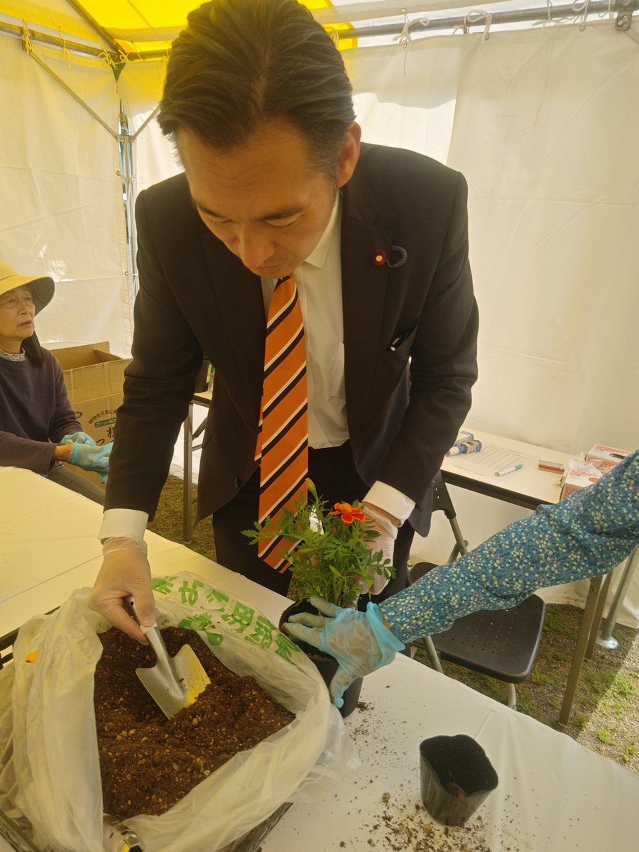 静岡市の「春の園芸市」に伺いました🌷
苗木の植え替えを体験させていただき、土に触れ、地域の皆様と交流する中で、花と緑のある暮らしの大切さを改めて感じました😄

#静岡市
#春の園芸市

@いち