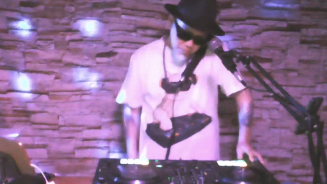 kashin0428's tweet image. DJ Jerry youtube.com/channel/UC1XzN… @YouTubeより

#dj 
#djmix
#YouTube
#nostalgic
#DJJerry

DJ系ユーチューバーのDJ Jerryです♪

毎週金曜22時よりライブ配信してます🎵
皆さま、是非チャンネル登録をよろしくお願いします（^人^）