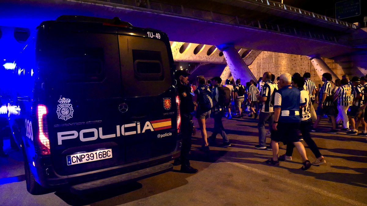 Gracias a todos los servicios municipales y servidores públicos que han hecho posible que la #CopaDelRey en Sevilla haya transcurrido con normalidad y sin incidentes

Mañana la ciudad recuperará su pulso. Por ello,gracias también a los sevillanos por su colaboración y comprensión